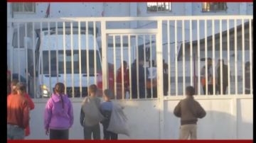 توافد سيارات الإسعاف على مستشفى الهلال الأحمر لنقل المصابين والمرضى من غزة توافد سيارات الإسعاف على مستشفى الهلال الأحمر لنقل المصابين والمرضى من غزة