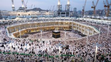 شعائر صلاتي العشاء والتراويح من الحرمين في ثامن ليلة من رمضان بث مباشر شعائر صلاتي العشاء والتراويح من الحرمين في ثامن ليلة من رمضان بث مباشر