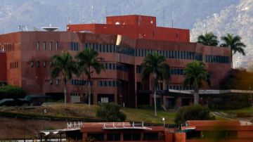 مبعوثة أمريكية تصل إلى فنزويلا لإعادة فتح السفارة بعد 7 سنوات من القطيعة مبعوثة أمريكية تصل إلى فنزويلا لإعادة فتح السفارة بعد 7 سنوات من القطيعة