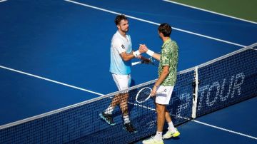 ميدفيديف يواصل مشواره في بطولة دبي للتنس ميدفيديف يواصل مشواره في بطولة دبي للتنس