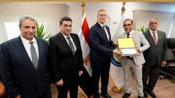 إنتاج مادة كيميائية لآبار البترول تضاهي المستوردة.. وزير البترول يكرم فريق التوطين