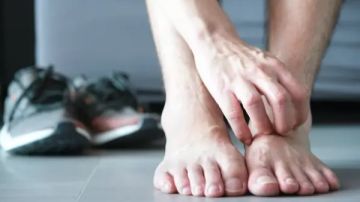 حكة الساقين المستمرة.. عرض جلدي عابر أم إنذار مبكر لمشكلة خطيرة؟ حكة الساقين المستمرة.. عرض جلدي عابر أم إنذار مبكر لمشكلة خطيرة؟