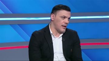 أحمد سليمان يوضح حقيقة حجز عمرو زكي قبل سفره للإمارات