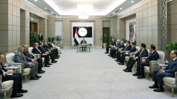 رئيس الوزراء يكرم الوزراء السابقين.. ويؤكد: نستكمل ما تم بناءه