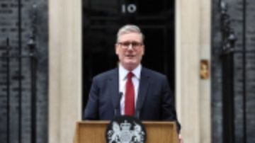 ستارمر يوجه حكومته بالتوقف عن عرقلة المساعدات ومنع عمل المنظمات الأهلية بغزة