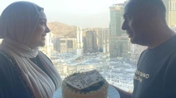 محمود عبد المغني يحتفل بعيد ميلاد زوجته في مكة..شاهد