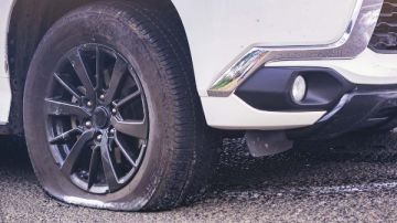 مخاطر القيادة بإطارات منخفضة الضغط وأضرارها الخفية