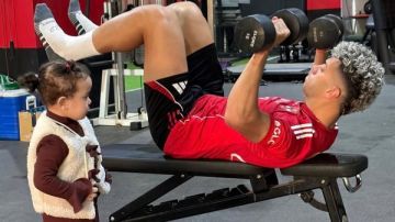 مع ابنته.. إمام عاشور يواصل التدريب منفردا داخل النادي الأهلي