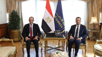 تسليم وتسلم بـ ممر شرفي.. رأفت هندي يستقبل وزير الاتصالات السابق تسليم وتسلم بـ ممر شرفي.. رأفت هندي يستقبل وزير الاتصالات السابق