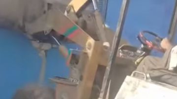 القبض على والد سيدة بعد هدم منزلها بلودر خاص في دار السلام بسوهاج القبض على والد سيدة بعد هدم منزلها بلودر خاص في دار السلام بسوهاج