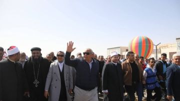 بمسيرة شعبية.. محافظ الوادي الجديد يدشن ثاني قوافل العزة إلى أهل غزة