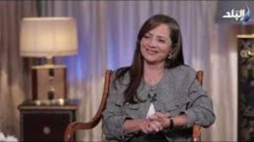 تعدى على حرية الفتاة.. أمينة خيري تعلق على واقعة حاطة رجل على رجل في المترو