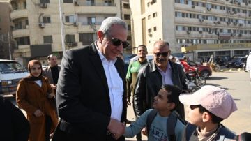 خلال ساعة الذروة..محافظ الغربية يتواجد بين المواطنين لضبط حركة المواصلات بشوارع طنطا