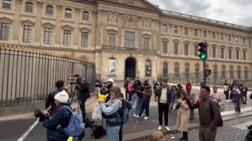 فرنسا : استقالة مدير متحف اللوفر عقب عملية سرقة مجوهرات في شهر أكتوبر