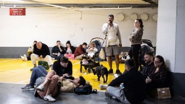 آلاف الإسرائيليين يهرعون إلى المخابئ مع إعلان حالة الطوارئ.. والجيش يستدعي الاحتياط