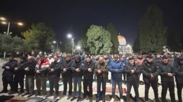 آلاف المصلين يؤدون أول صلاة تراويح في المسجد الأقصى صور آلاف المصلين يؤدون أول صلاة تراويح في المسجد الأقصى صور