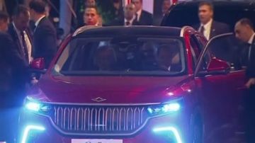 أردوغان يهدي السيسي سيارة كهربائية.. والرئيس يصطحبه إلى مقر منتدى الأعمال المصري التركي