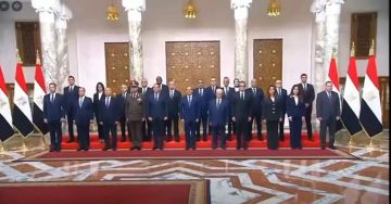 الرئيس السيسي يتوسط صورة تذكارية مع الحكومة الجديدة ويعقد اجتماعا عقب أدائهم اليمين الدستورية الرئيس السيسي يتوسط صورة تذكارية مع الحكومة الجديدة ويعقد اجتماعا عقب أدائهم اليمين الدستورية