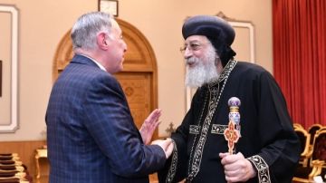 رئيس المحكمة الدستورية العليا يزور البابا تواضروس للاطمئنان على صحته.. صور رئيس المحكمة الدستورية العليا يزور البابا تواضروس للاطمئنان على صحته.. صور