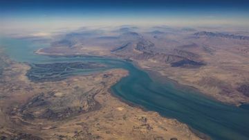 الحرس الثوري الإيراني يحظر مرور السفن من مضيق هرمز