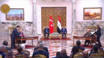 لقاء الرئيس السيسي ونظيره التركي.. دعم الشراكة الثنائية وتوسيع مجالات التعاون لقاء الرئيس السيسي ونظيره التركي.. دعم الشراكة الثنائية وتوسيع مجالات التعاون