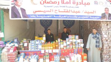 محافظ قنا يتفقد معرض أهلا رمضان بنجع حمادي لتوفير السلع الغذائية بأسعار مخفضة صور