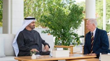 بظهور رسمي في قصر الشاطئ.. محمد بن زايد يدحض شائعات الجلطة الدماغية بظهور رسمي في قصر الشاطئ.. محمد بن زايد يدحض شائعات الجلطة الدماغية