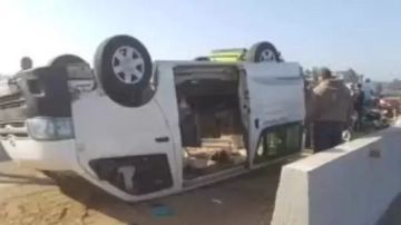مصرع شخص وإصابة 13 آخرين في انقلاب ميكروباص على طريق القنطرة العريش