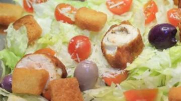 طريقة عمل سلطة الخس والزيتون مع رول الدجاج