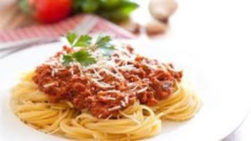 طريقة عمل مكرونة بالصلصة واللحمة المفرومة.. أكلة تكفي الأسرة