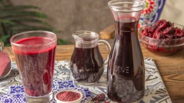 عصائر رمضان.. طريقة عمل بودرة الكركديه عناب