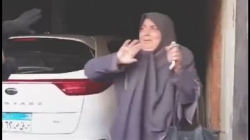 فيديو سيدة تعتدي على والدتها في الابراهيمية بالإسكندرية يثير الغضب.. التفاصيل الكاملة فيديو سيدة تعتدي على والدتها في الابراهيمية بالإسكندرية يثير الغضب.. التفاصيل الكاملة