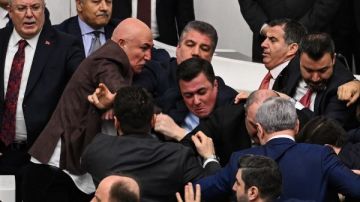 اشتباكات عنيفة بالأيدي في البرلمان التركي بسبب وزير العدل فيديو اشتباكات عنيفة بالأيدي في البرلمان التركي بسبب وزير العدل فيديو