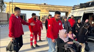 الهلال الأحمر يستقبل المرضى والجرحى الفلسطينيين ويقدم حقيبة العودة للمغادرين (صور)