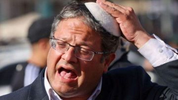 تجاوز بغيض.. بن غفير يقتحم سجن عوفر وينكل بالأسرى الفلسطينيين شاهد