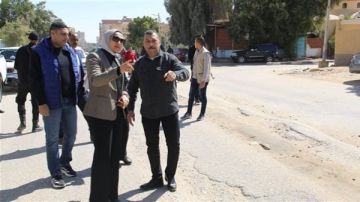 محافظ الوادي الجديد تتابع خطة مشروعات رصف الطرق وسير العمل بوحدة المعدات الثقيلة المركزية