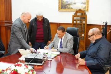 محافظ مطروح يوقع 3 عقود تمليك نهائية لمواطنين بعمارة الطابية