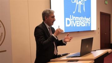 وزير الآثار: الاستراتيجيات الترويجية تعد القوة الأساسية الداعمة لصناعة السياحة وزير الآثار: الاستراتيجيات الترويجية تعد القوة الأساسية الداعمة لصناعة السياحة