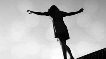 الأم وابنها وقعوا من تامن دور صدمة في العصافرة