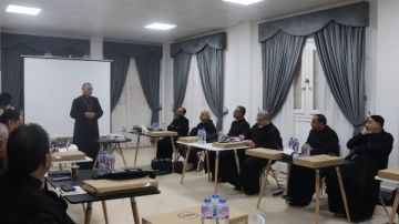الأنبا بولا يلتقي كهنة الإيبارشية ويشهد برنامج تدريبي متطور لهم