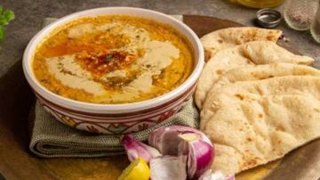 الفول بالزبدة يتصدر مائدة أول أيام رمضان.. وصفة بسيطة بطعم شرقي غني