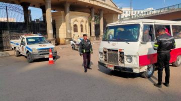 حملات مرورية مكثفة لضبط سيارات السرفيس والملاكي المخالفة بمدينة الزقازيق