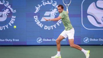 دانييل ميدفيديف يتوج بلقبه الثاني في بطولة دبي الحرة للتنس للرجال