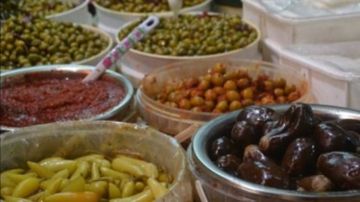 ضبط 7 أطنان مخللات مجهولة المصدر وبدون بيانات بالغربية