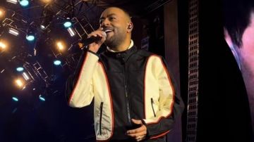 كلموها عني.. تامر عاشور يشعل حماس جمهوره بحفل عيد الحب في جدة