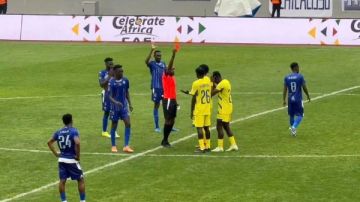 لحظة طرد لاعب سانت لوبوبو في مباراة الهلال السوداني بدوري الأبطال لحظة طرد لاعب سانت لوبوبو في مباراة الهلال السوداني بدوري الأبطال