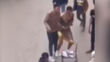 مصر.. فيديو إجبار شاب على ارتداء ملابس نسائية بالشارع والأمن يرد