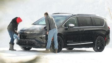 الظهور الأول لسيارة كرايسلر باسيفيكا 2027 فيس ليفت صور