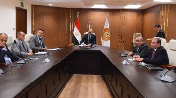 وزير العمل يبحث آليات الارتقاء بالمنظومة الصناعية وزيادة معدلات الإنتاج بقطاع الملابس الجاهزة وزير العمل يبحث آليات الارتقاء بالمنظومة الصناعية وزيادة معدلات الإنتاج بقطاع الملابس الجاهزة