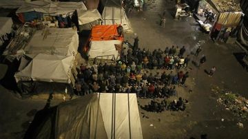 تحت المآذن المحطمة.. غزة تقيم أول صلاة تراويح بعد الحرب